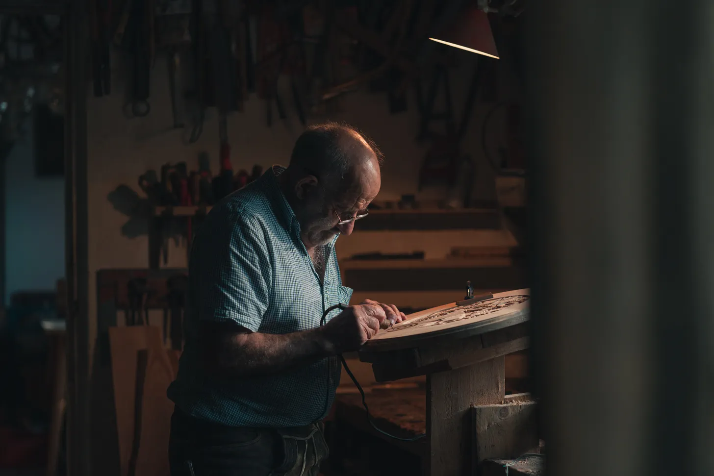 Homme travaillant sur un meuble